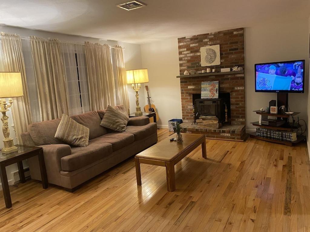 A Cozy Cape House Steps To Restaurants & Beaches ~1.4 Miles Down Scenic Roads Yarmouth Port Exterior foto